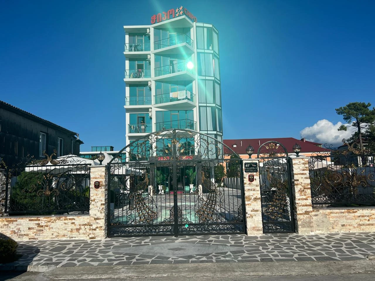 Фасад отеля Hotel Chipo в Кобулети